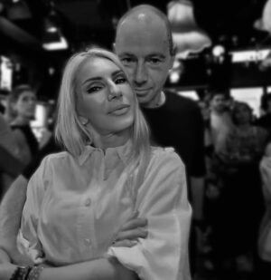 Elena Tsavalia Instagram - Χρόνια πολλά στον ΚΑΛΥΤΕΡΟ αδερφό του κόσμου!
Σ’ αγαπάω  πολλυυυυυύ!!!!!!!! ❤️

#mybrother #family #siblings #siblinglove #hug #iloveyou