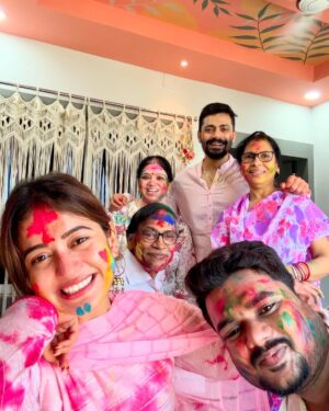 Elina Samantray Instagram - Our First & the Best Holi Celebration with Family🌸🌼🌻🌹🌷🌺

Anurag🖤Elina

@theanurag_monologue 
@reet_samantaray__ @anuradha_samantaray @jyoti_ranjan_samantaray @arati.mishra1