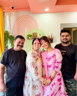 Elina Samantray Instagram - Our First & the Best Holi Celebration with Family🌸🌼🌻🌹🌷🌺

Anurag🖤Elina

@theanurag_monologue 
@reet_samantaray__ @anuradha_samantaray @jyoti_ranjan_samantaray @arati.mishra1