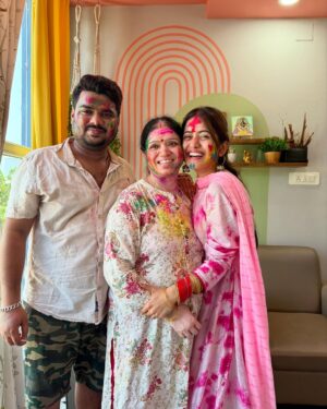 Elina Samantray Instagram - Our First & the Best Holi Celebration with Family🌸🌼🌻🌹🌷🌺

Anurag🖤Elina

@theanurag_monologue 
@reet_samantaray__ @anuradha_samantaray @jyoti_ranjan_samantaray @arati.mishra1
