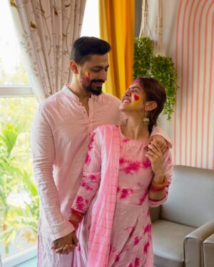 Elina Samantray Instagram - Our First Holi!! Happy Holi from us to all🌸🌺🌷🌹🌻

Anurag🖤Elina