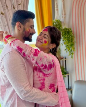 Elina Samantray Instagram - Our First Holi!! Happy Holi from us to all🌸🌺🌷🌹🌻

Anurag🖤Elina