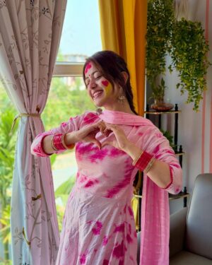 Elina Samantray Instagram - Our First Holi!! Happy Holi from us to all🌸🌺🌷🌹🌻

Anurag🖤Elina