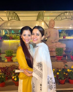 Elina Samantray Instagram - When I meet my fav , nayi naveli dulhan after a long time 🥹♥️ 
You look the prettiest @rayelinasamantaray ♥️