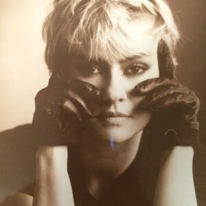 Elisa Di Eusanio Instagram - Mi hai lasciata nel 2002 e io ho fatto di tutto per rimuoverti.
Ci sono riuscita per tanti anni massacrando la mia persona e annientando i miei sentimenti.
Oggi che sono rinata sei tornata con tutta la tua prepotente bellezza e io sono pronta ad accoglierti.
Sei dentro di me mamma, sei nel mio volto, ti sento nella mia voce, nei miei piedi vedo i tuoi.
Sei tornata. 
Sei con me in ogni istante e se voglio posso vederti, parlarti e sentire la tua risata.
Il tempo e lo spazio non esistono 
Qui è solo materia 
Noi siamo luce e quando vogliamo possiamo ricongiungerci strette strette fuse insieme 
Buon compleanno Mamuska 
Sei ovunque 
Ti amo
