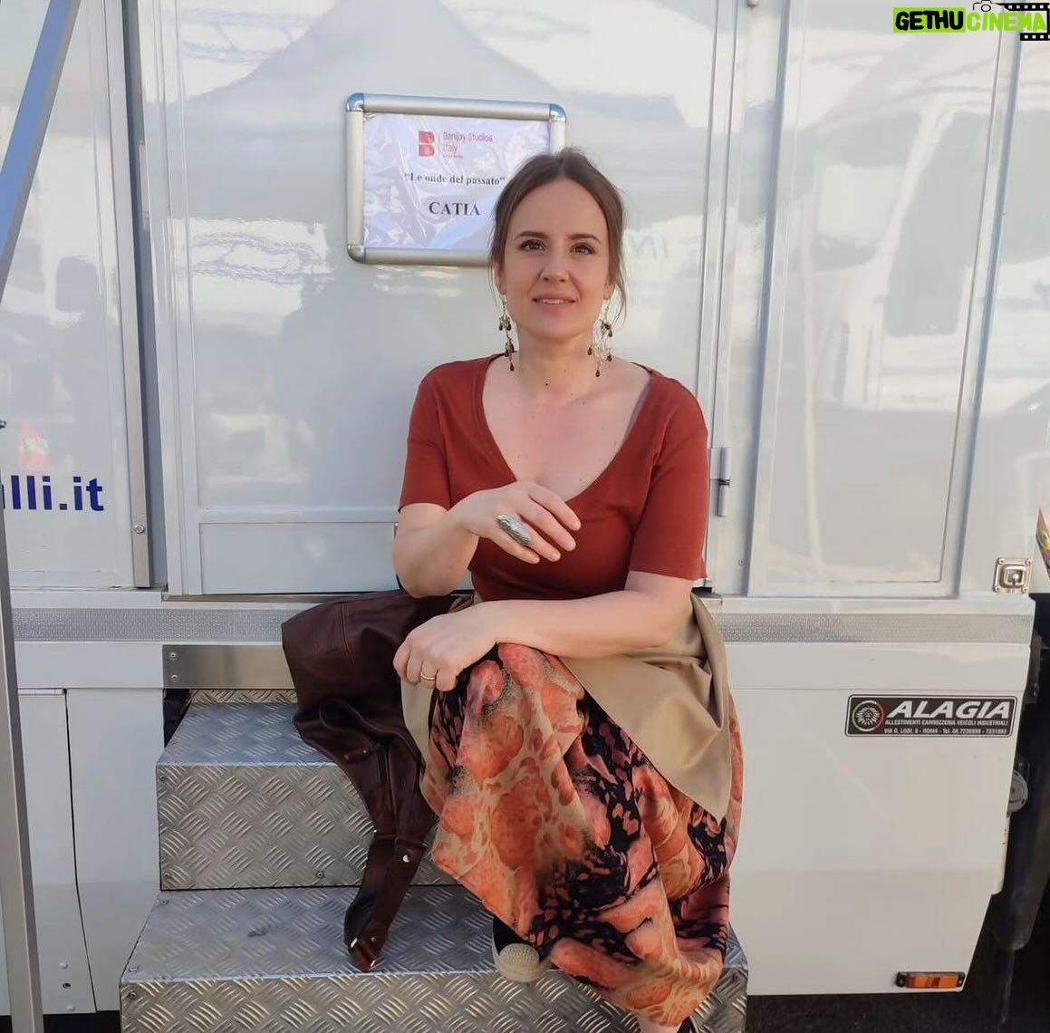 Elisa Di Eusanio - 1.1K Likes - Va in onda da stasera su @canale_cinque 𝗟𝗘 𝗢𝗡𝗗𝗘 𝗗𝗘𝗟 𝗣𝗔𝗦𝗦𝗔𝗧𝗢, 12 puntate ( per 6 prime serate) dirette da Giulio Manfredonia con la nostra @elisadieusanio nel ruolo di CATIA che ci racconta il suo personaggio: “Catia gestisce insieme al marito (@sergioalbelli ) e ai due figli il bar di famiglia punto di riferimento di tutta la comunità dove si svolge la nostra storia.
Ama ed è molto amata.
È una donna dalla bellezza antica, femminile e forte.
Efficientissima nel suo lavoro e protettiva con la famiglia sembra avere la vita perfetta. Sembra.
Catia veste una femminilità d’altri tempi.
Mi sono divertita ad abitare il corpo di questa donna romantica e allo stesso tempo molto concreta e a darle un leggero accento livornese.
Siamo all’ Elba, ho pensato, divertiamoci!”
La sceneggiatura è stata scritta da Eleonora Fiorini, Giorgio Glaviano e Davide Sala, la produzione è @banijaystudios per Rti e il casting è di @adrianasabba 🌊 #karascióconsulenzeartistiche
