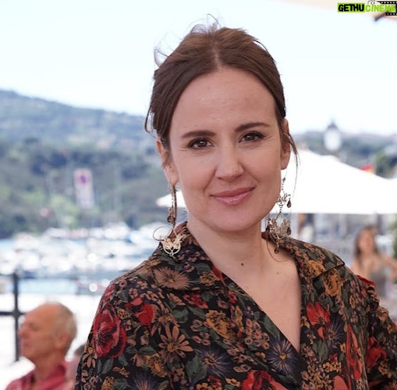 Elisa Di Eusanio - 1.1K Likes - Va in onda da stasera su @canale_cinque 𝗟𝗘 𝗢𝗡𝗗𝗘 𝗗𝗘𝗟 𝗣𝗔𝗦𝗦𝗔𝗧𝗢, 12 puntate ( per 6 prime serate) dirette da Giulio Manfredonia con la nostra @elisadieusanio nel ruolo di CATIA che ci racconta il suo personaggio: “Catia gestisce insieme al marito (@sergioalbelli ) e ai due figli il bar di famiglia punto di riferimento di tutta la comunità dove si svolge la nostra storia.
Ama ed è molto amata.
È una donna dalla bellezza antica, femminile e forte.
Efficientissima nel suo lavoro e protettiva con la famiglia sembra avere la vita perfetta. Sembra.
Catia veste una femminilità d’altri tempi.
Mi sono divertita ad abitare il corpo di questa donna romantica e allo stesso tempo molto concreta e a darle un leggero accento livornese.
Siamo all’ Elba, ho pensato, divertiamoci!”
La sceneggiatura è stata scritta da Eleonora Fiorini, Giorgio Glaviano e Davide Sala, la produzione è @banijaystudios per Rti e il casting è di @adrianasabba 🌊 #karascióconsulenzeartistiche