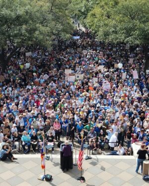 Elizabeth Warren Instagram - Unelected billionaire Elon Musk and his co-president Donald Trump think this country should work for billionaires and everyone else should just bow down.

I joined @LloydDoggettTX, @GregCasar, and over 3,000 people in Austin, Texas to deliver a message: We are not bowing down!
