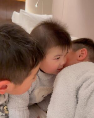 Elva Ni Chen-Xi Instagram - Happy 8 months baby Nigel! 🍎
My forever yummy baby 🤣
#哥哥們都好愛他
#肥包子