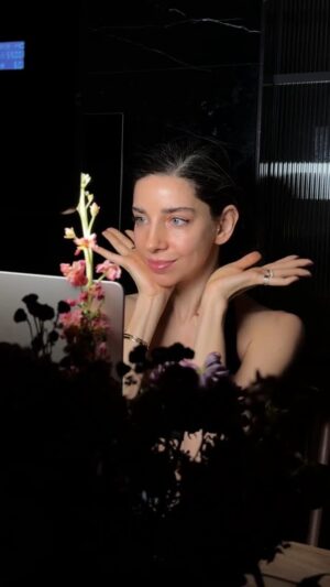 Elvin Levinler Instagram - LOVE letters 💌 4 hareketle tüm yüze lifting etkisi veren 4 hareketi yapabilirsiniz ya da haftanın 2 günü canlı yayında bize katılabilirsiniz 🪄✨ #faceyoga #facemassage #liftingmassage