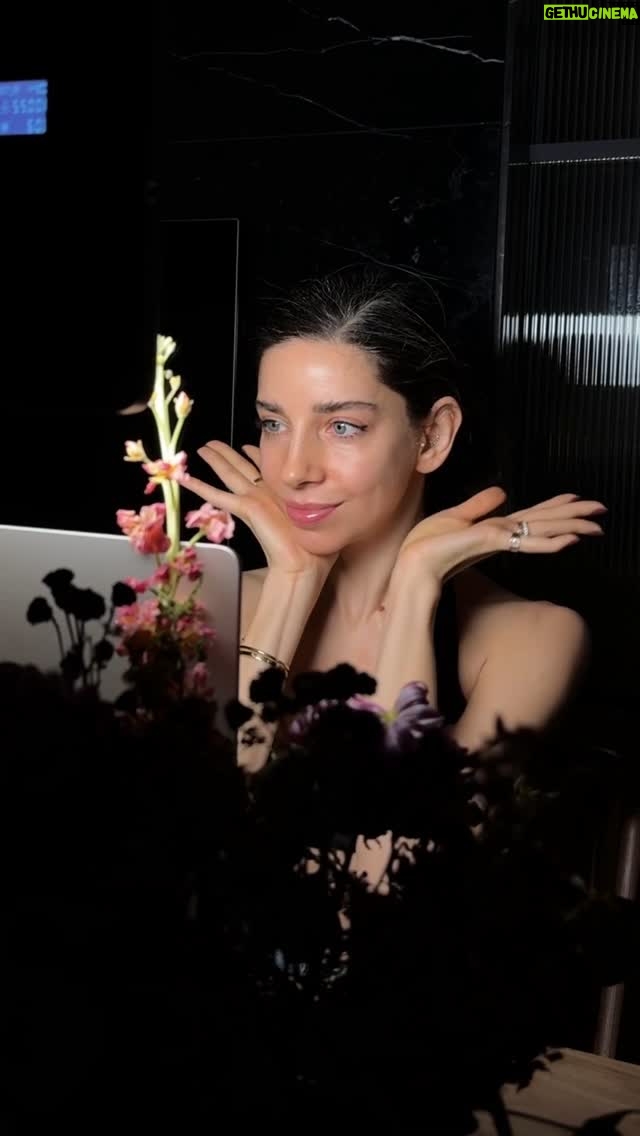 Elvin Levinler - 3.8K Likes - LOVE letters 💌 4 hareketle tüm yüze lifting etkisi veren 4 hareketi yapabilirsiniz ya da haftanın 2 günü canlı yayında bize katılabilirsiniz 🪄✨ #faceyoga #facemassage #liftingmassage