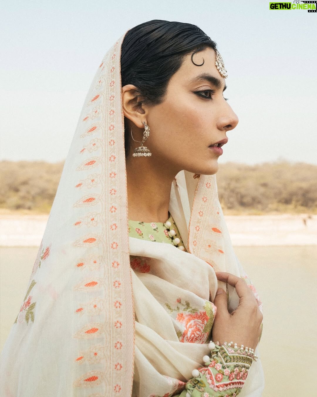 Eman Suleman - 10.7K Likes - Hello! It’s me, Mansraj, Jahangir’s beloved pet antelope.
@zarashahjahanofficial lawn 2020, shot by @umarnadeemphoto and styled by @azkashahid.
MUA @ayan_khanofficial
@zarashahjahan @farheenrazajaffry @znali