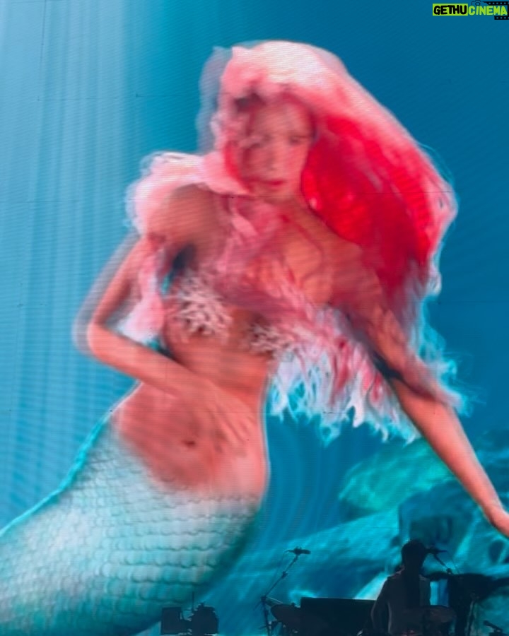 Emeraude Toubia - 168.9K Likes - BRB, texting my 12-year-old self that we just met @shakira. She’s gonna lose it!! 🐺💎 #LMYNL #LMYNLWorldTourCDMX #LMYNLWorldTour