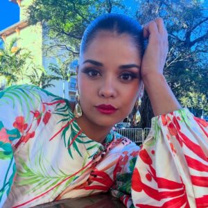 Emilia Ceballos Instagram - A veces, la vida nos pide que hagamos una pausa, que apoyemos la cabeza en la mano y simplemente respiremos… Porque la prisa no nos da respuestas, pero la calma sí. 🌿✨
Confía en tu proceso, abraza cada instante y recuerda: lo que es para ti, tarde o temprano, te encuentra.

#miami #actress #serfeliz