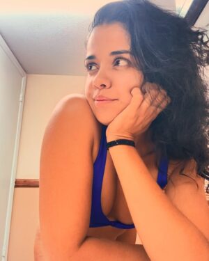 Emilia Ceballos Instagram - ✨ Nuevo ciclo, nueva energía ✨

Cada etapa trae su propia magia, sus aprendizajes y su transformación. Hoy me detengo un momento para agradecer lo vivido y dar la bienvenida a lo que viene, con confianza, con determinación y con el corazón abierto. 🌊💫

A veces, un cambio empieza con un susurro, otras veces con un salto al vacío. Yo elijo fluir, adaptarme y disfrutar cada paso. Porque la vida es así: un constante renacer.

Gracias, universo. Gracias, vida. Gracias a ustedes por acompañarme en cada camino. 🤍

#NuevoCiclo #Renacer #Fluir #Agradecida #NuevaEtapa