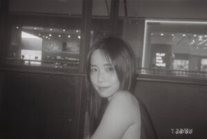 Emily Chan Instagram - 蛋白在舔著他的毛髮，我喜歡看他梳毛的樣子。

“你的毛白白的真好看。”我摸著他身上的白毛，綿綿的。

他舔了舔舌頭，用藍色的眼睛看著我。

“那你呢？你喜歡你的白髮嗎？” 他藍色的眼睛好像兩顆玻璃彈珠。

我突然不知道要怎麼回答。

“你不喜歡你的白髮嗎？”

“不喜歡吧。” 想起自己頭頂冒出的銀髮，在黑髮旁邊看起來有點突兀，像是趁我不注意偷偷放進去的，一睡醒忽然就多了幾根。

“為什麼不喜歡？”

“我覺得它們在提醒我，某些事和過去不一樣。”

“但你喜歡我身上的白毛啊。”七個月的靈魂覺得疑惑。

“我是人類，長白毛就是在衰老。”

“衰老是什麼？”

“是雙腿慢慢跟不上你想要奔跑的速度，過去的時間比未來長。”到底要怎麼跟一隻貓形容衰老呢？

他看起來一點都沒聽懂。

“。。。衰老是你每天都覺得很累，不想玩抓激光棒了，只想要在門口趴著看拾荒的老婆婆經過。” 我想起我的狗，她十三歲，換作人類是九十一歲。

“長白頭髮就等於衰老了嗎？”

“也不一定，有些人類很年輕就長白髮，有些是因為基因遺傳。”說著說著，又覺得長白髮是再正常不過的事。

但人總希望一切停留在最美的時候。

如果老去也是一種美，人要花多久的時間才能學會接受和欣賞？

“除了把愛司匹林放進花瓶裡，還有什麼其他方法可以延長花的壽命呢？”某主持人訪問一位花藝師。

“花本來就是會凋零的，它們不應該一直盛開。” 

一直想要追求的完整，時間會替我們完成。

能保持這樣的想法，好像就能學會多感謝逝去一點點了。

#美好的老去是有朋友一起
#emsaid
#很長誰會看完