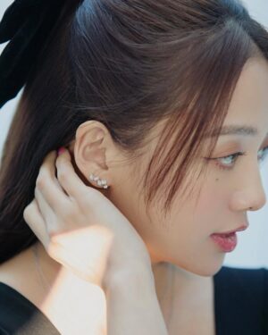 Emma Wu Instagram - 慶祝成為全新的Me 
送給自己一個禮物💝
 
Swarovski培育鑽石 💎
不僅適合送給他人當愛的禮物
更是不論任何節日 
寵愛自己的禮物首選
 
跟著我一起當個自信獨立有品味的女人吧
這是件超級重要的事💕💕💕

@swarovski 
#SwarovskiCreatedDiamonds
#璀璨隨心
#只要是愛的人都可以是情人