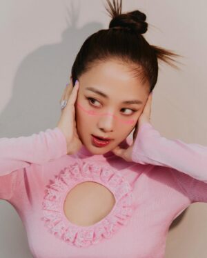 Emma Wu Instagram - 蛇星高照✨
蛇馬龍鶴🐍
嘶嘶如意㊗️
#歡迎送上蛇年祝福🧧🐍
#覺得美請給🐍🩷🩷

@selfportraittaiwan
@mrselfportrait 
@tun_grp 
@apmmonaco 
@tastboutique 
@hanshsu_official