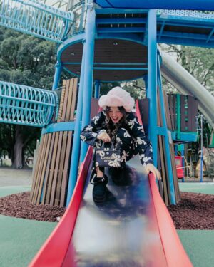 Emma Wu Instagram - 只是想穿睡衣出門的女子🎀
#浮誇系睡衣OOTD給幾分

@coach 
@ugg
@yunyunsun_official
