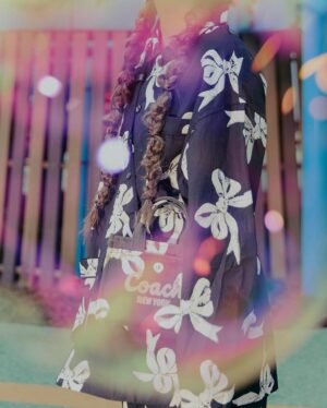 Emma Wu Instagram - 只是想穿睡衣出門的女子🎀
#浮誇系睡衣OOTD給幾分

@coach 
@ugg
@yunyunsun_official