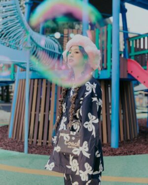 Emma Wu Instagram - 只是想穿睡衣出門的女子🎀
#浮誇系睡衣OOTD給幾分

@coach 
@ugg
@yunyunsun_official