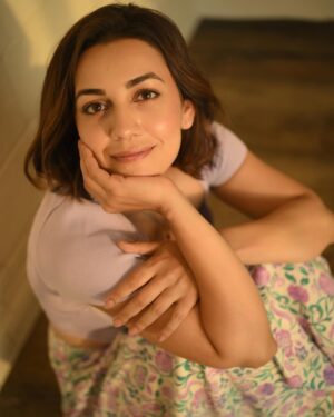 Esha Kansara Instagram - 🌸🌸🌸kuch bhi ho, masti aur self love kabhi kum nahi padna chahiye 🥳🥳🥳
Shot by the sweetest @kakali_das_photography at @deekad_creations 💕