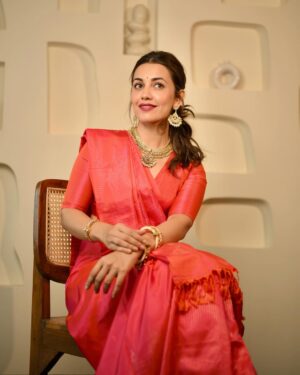 Esha Kansara Instagram - Gujju glam pictures straight outta the freshest studio @deekad_creations in town by @kakali_das_photography & @deepak_das_photography ❤️❤️❤️ for my cutie @bruh_m_in & @viral2886 ‘s God bharai 🥳🙏🌸🥰🥰🥰❤️❤️ my excitement is clearly out in the pictures 🥳😂💃💃💃

Studio photography @kakali_das_photography 🌸🌸❤️
.
Ps- bohot log hai tag karneko plz khud hi karlo 😂🙏😝thanks!