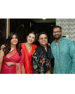 Esha Kansara Instagram - Gujju glam pictures straight outta the freshest studio @deekad_creations in town by @kakali_das_photography & @deepak_das_photography ❤️❤️❤️ for my cutie @bruh_m_in & @viral2886 ‘s God bharai 🥳🙏🌸🥰🥰🥰❤️❤️ my excitement is clearly out in the pictures 🥳😂💃💃💃

Studio photography @kakali_das_photography 🌸🌸❤️
.
Ps- bohot log hai tag karneko plz khud hi karlo 😂🙏😝thanks!