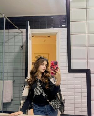 Esha Shah Instagram - میں تو کسی کی ہوکے یہ بھی نہ جانی رُوٹھ ہے یہ دو پل کی یا رہے گئ سدا 🫠🍂