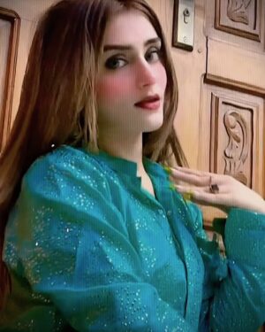 Esha Shah Instagram - کیوں تیری حسرت ہا ہر خواہش سے بھر کر مجھے 🍂🖤
.
JUMMAH MUBARIK ♥️