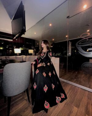 Esha Shah Instagram - چودھویں شب کو کہا چاند کوئی ڈھلتا ہے 🌙🥀♥️