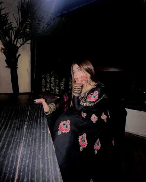 Esha Shah Instagram - چودھویں شب کو کہا چاند کوئی ڈھلتا ہے 🌙🥀♥️