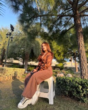Esha Shah Instagram - نشہ چڑھا جو شریفی کا ، اتار پھینکا ہے 🫠 
.
.
dress shirt by @owaisclothing.pk