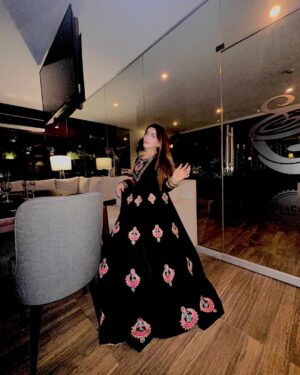 Esha Shah Instagram - چودھویں شب کو کہا چاند کوئی ڈھلتا ہے 🌙🥀♥️