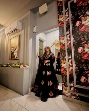 Esha Shah Instagram - چودھویں شب کو کہا چاند کوئی ڈھلتا ہے 🌙🥀♥️