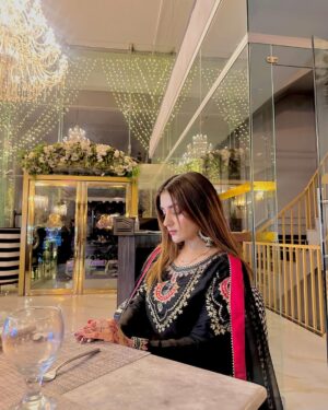 Esha Shah Instagram - چودھویں شب کو کہا چاند کوئی ڈھلتا ہے 🌙🥀♥️
