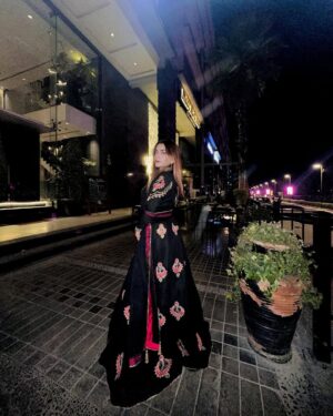 Esha Shah Instagram - چودھویں شب کو کہا چاند کوئی ڈھلتا ہے 🌙🥀♥️
