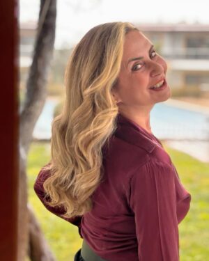 Esra Akkaya Instagram - Sevgili kuaförüm @newblondtr “saçını istediğin renge boyarım yeterki föne gelme” dediği için bu fotolar buraya bırakayım en azından anılarımızda kalsın:)