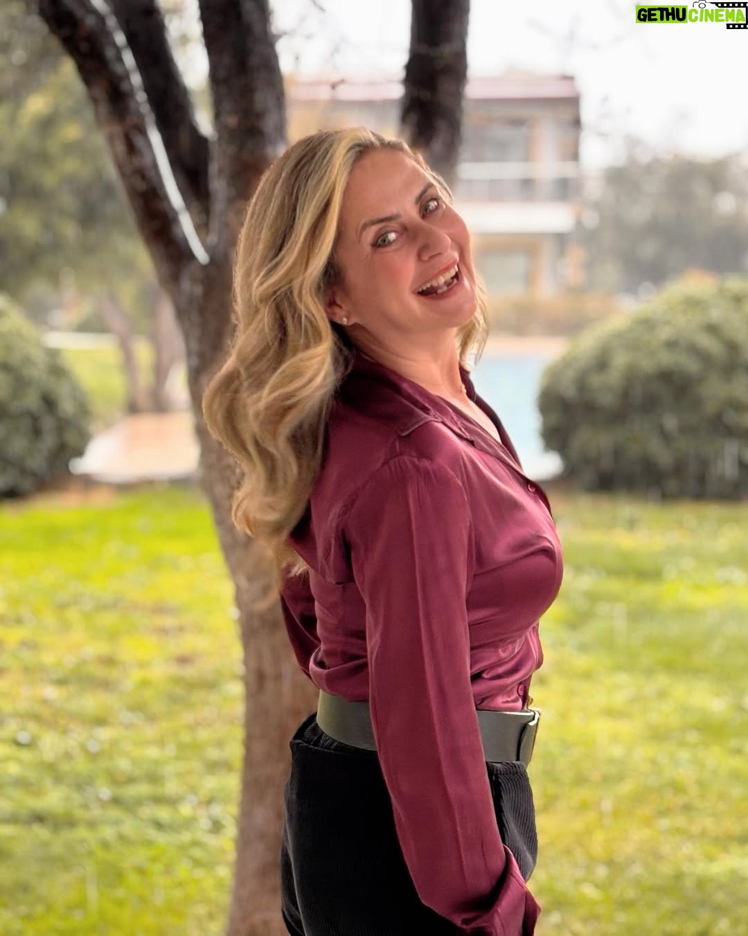 Esra Akkaya - 4.2K Likes - Sevgili kuaförüm @newblondtr “saçını istediğin renge boyarım yeterki föne gelme” dediği için bu fotolar buraya bırakayım en azından anılarımızda kalsın:)