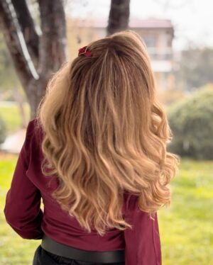 Esra Akkaya Instagram - Sevgili kuaförüm @newblondtr “saçını istediğin renge boyarım yeterki föne gelme” dediği için bu fotolar buraya bırakayım en azından anılarımızda kalsın:)