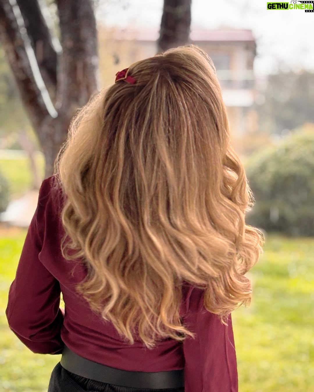 Esra Akkaya - 4.2K Likes - Sevgili kuaförüm @newblondtr “saçını istediğin renge boyarım yeterki föne gelme” dediği için bu fotolar buraya bırakayım en azından anılarımızda kalsın:)