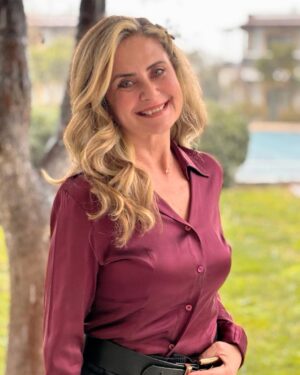 Esra Akkaya Instagram - Sevgili kuaförüm @newblondtr “saçını istediğin renge boyarım yeterki föne gelme” dediği için bu fotolar buraya bırakayım en azından anılarımızda kalsın:)