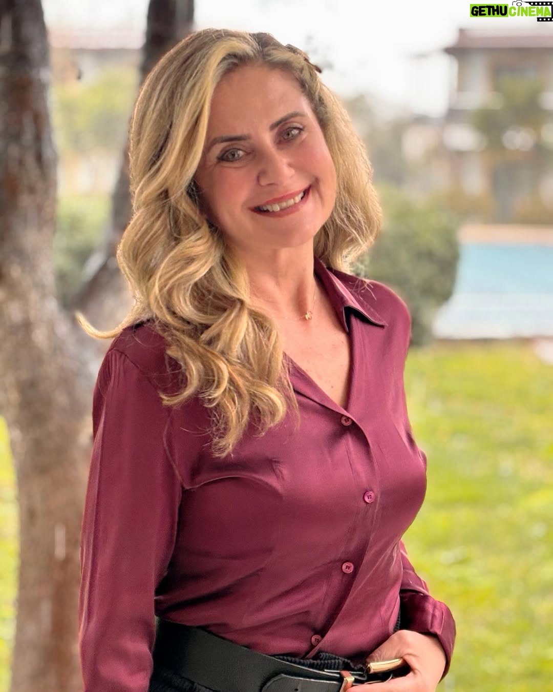 Esra Akkaya - 4.2K Likes - Sevgili kuaförüm @newblondtr “saçını istediğin renge boyarım yeterki föne gelme” dediği için bu fotolar buraya bırakayım en azından anılarımızda kalsın:)