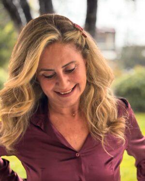 Esra Akkaya Instagram - Sevgili kuaförüm @newblondtr “saçını istediğin renge boyarım yeterki föne gelme” dediği için bu fotolar buraya bırakayım en azından anılarımızda kalsın:)