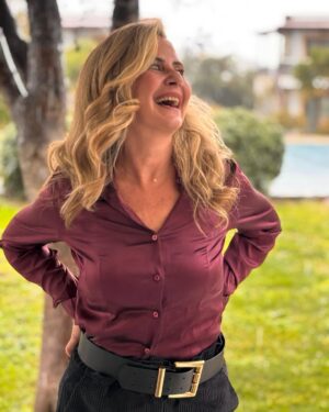 Esra Akkaya Instagram - Sevgili kuaförüm @newblondtr “saçını istediğin renge boyarım yeterki föne gelme” dediği için bu fotolar buraya bırakayım en azından anılarımızda kalsın:)