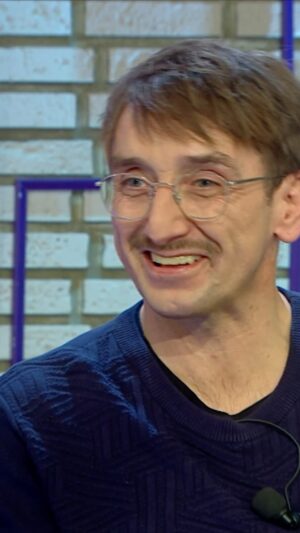 Eva Decastelo Instagram - Herec, komik a moderátor Jakub Žáček dnes ve VIP světě!🤩 Sledujte v 19:55 na #TVB.