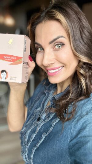 Eva Decastelo Instagram - Nastartujte omlazovací proces těla a skutečně zpomalte stárnutí a postupné poškozování buněk. Kapsle se skládají z 15 vysoce účinných látek, které na tělo působí jako omlazující elixír. Anti-Aging Formula = vaše nové tajemství omlazení! EVA15 a máte 15 % dolů! 🍀 @carniumbotanicals_cz #spolupráce #vitamins #carniumbotanicalscz