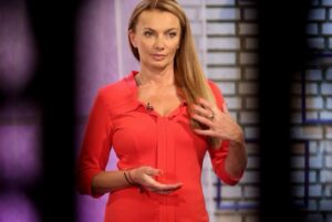 Eva Decastelo Instagram - To jsou takový momentky🤣, já se málokdy tvářím normálně. A jako dáma už vůbec ne. 
Natáčíme s @decasteloeva @vipsvet na @barrandovtv jako o život, střídáme se po týdnech, tento je můj, takže mě uvidíte každý den v 19.55 na TV Barrandov. Pak zase Evičku. 
Jinak za nádherný modely děkuji @gabinaparalova a za fotky @robertsedmik 

#tv #television #tvbarrandov #vipsvet #prace #dreamjob #moderation