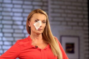 Eva Decastelo Instagram - To jsou takový momentky🤣, já se málokdy tvářím normálně. A jako dáma už vůbec ne. 
Natáčíme s @decasteloeva @vipsvet na @barrandovtv jako o život, střídáme se po týdnech, tento je můj, takže mě uvidíte každý den v 19.55 na TV Barrandov. Pak zase Evičku. 
Jinak za nádherný modely děkuji @gabinaparalova a za fotky @robertsedmik 

#tv #television #tvbarrandov #vipsvet #prace #dreamjob #moderation