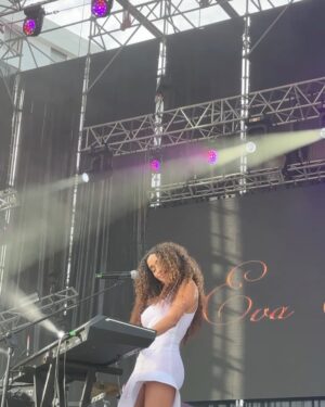 Eva Ruiz Instagram - Carnaval carnaval tqqq🥳🤍 Gracias @los40spain y @jonaymesaguitar x acompañarme en el escenario⭐️ 
Y a ustdsss x el amor🥹
Styled by mi princesa @marinananke assisted by @la.safronchik y @sandrapard 🤍